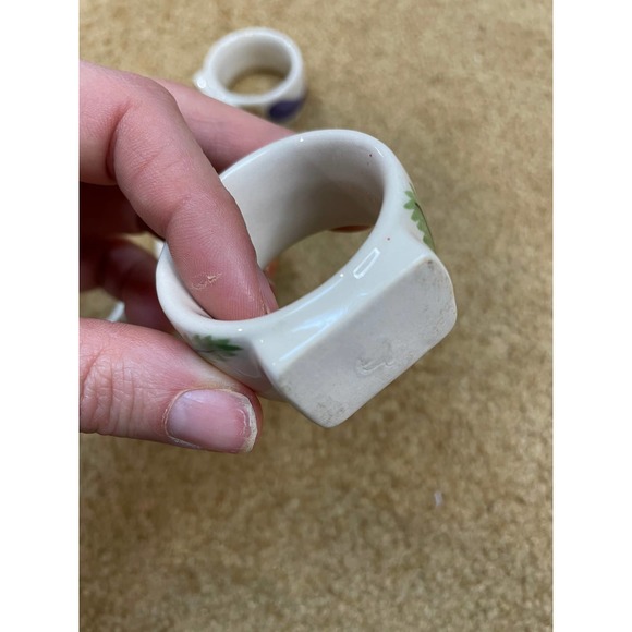 Set of 4 Ceramic Floral Napkin Rings New - Picture 3 of 4